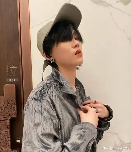 这届女团不好带喻言的满背就算了看到陆柯燃的刺青厉害了