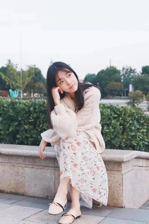 女生户外拍照单人照,这8个动作很上镜,时尚好看有气质