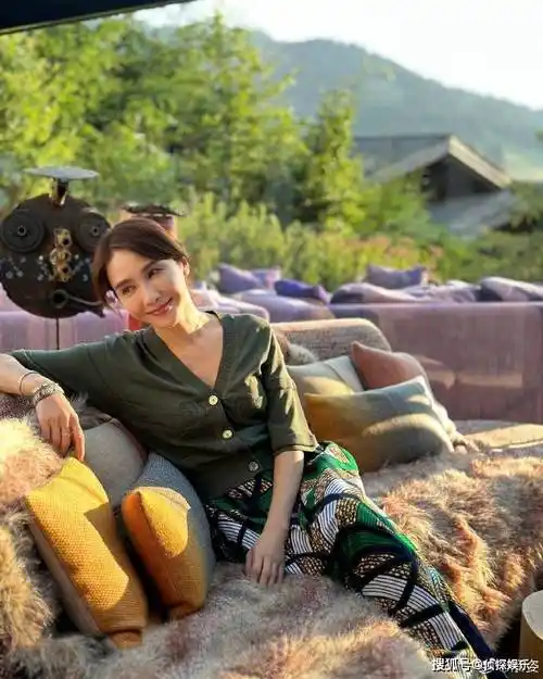 52岁黎姿晒近照,穿露背泳装身材火辣,容貌体态超年轻_马廷_老公_女儿