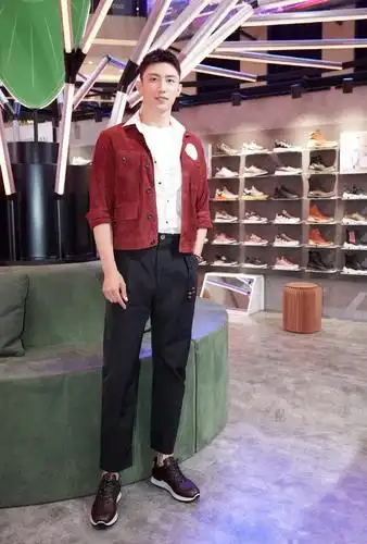 187cm黄景瑜潮流造型,示范"显瘦显高"穿搭,这衣品很不错!