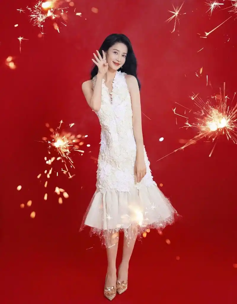 李沁一袭白色蕾丝花朵连衣裙美的像一朵纯白的茉莉花,清雅脱俗,俏皮