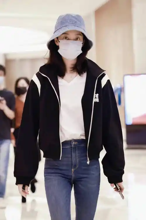 张小斐穿复古拼袖棒球外套配瘦腿牛仔裤,休闲中带着利落感_身材_时尚