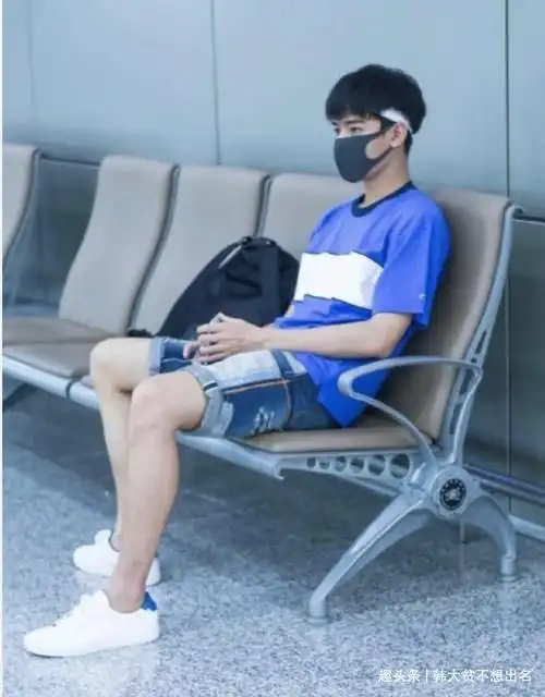 龚俊采访节目口误闹尴尬,大学照腹肌瞩目,自拍却暴露生活条件?