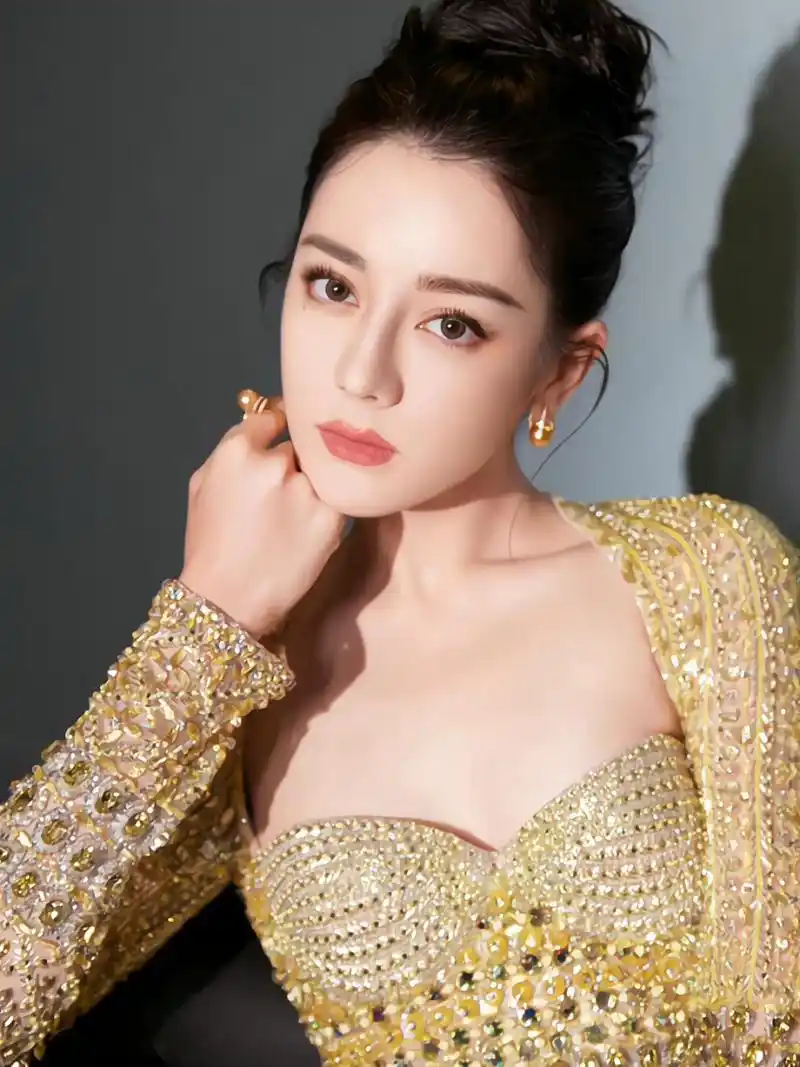 迪丽热巴的美貌如同天籁之音,高亢激昂,又如同山间清泉,纯净自然.