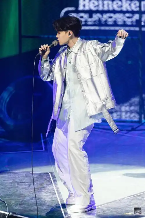 尤长靖晒舞台侧颜照