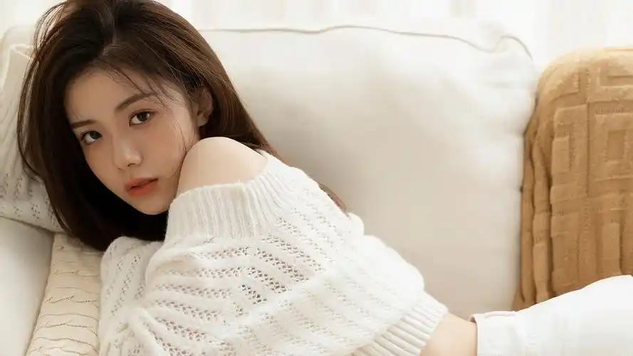 居家沙发白色毛衣养眼气质美女壁纸