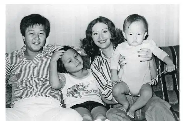 儿子尹子维也在美国长大,回国后却意外被发掘成为演员.