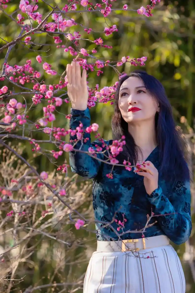 给我一片白月光,照进你美丽沧桑.给我一山红杜鹃,映你神奇芬芳 - 抖音