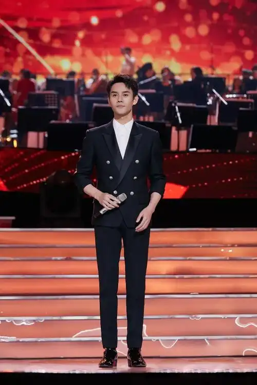 王凯登央视舞台,182身高穿双排扣西装一身正气,男神魅力挡不住