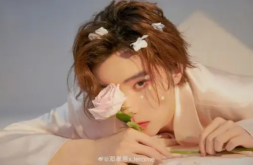 邓孝慈花仙子大片,光影交错下的脸好精致,是美男子