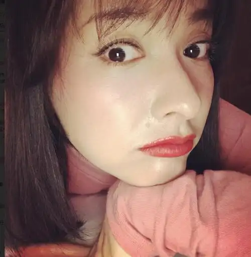 吴昕晒照扁着嘴看上去很苍老