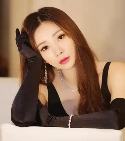 柳岩早期旅游照流出,亮点全在衣服上,1小时浏览量超过850万!