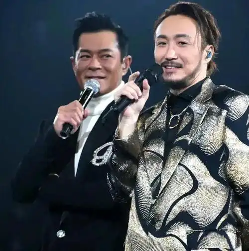 53岁古天乐和52岁郑中基站在一起只能说平民家的孩子太难了