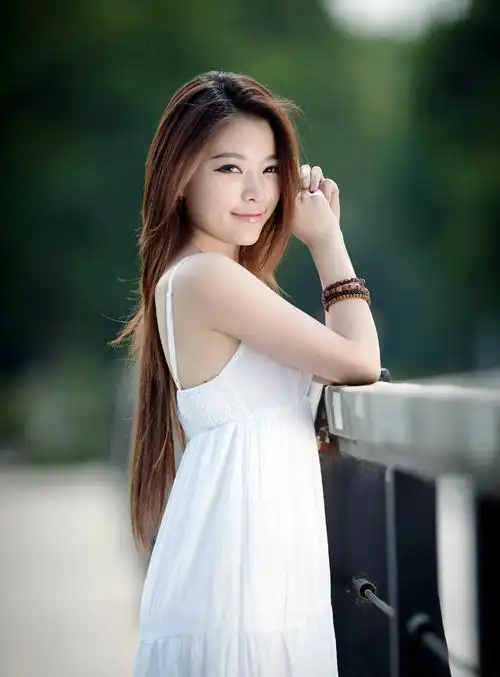 阳光美景下的一个长发飘飘白裙姑娘
