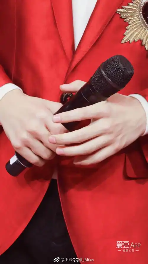 [王俊凯][分享]180414 王俊凯手控福利上线 凯boss名品手让人深陷其中