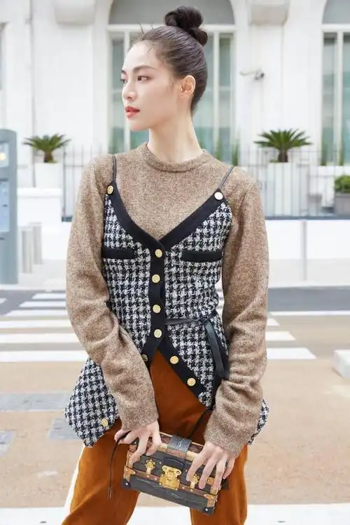 钟楚曦怎么就那么会穿?毛衣外搭小吊带显气场,高级脸就不一样