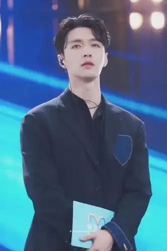 连做pd三年的张艺兴他说30岁后或许要去培养自己的练习生了