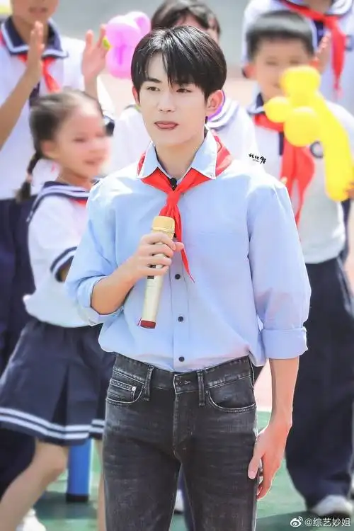 易烊千玺参加央视心连心公益活动饭拍,身戴红领巾蓝衬衣