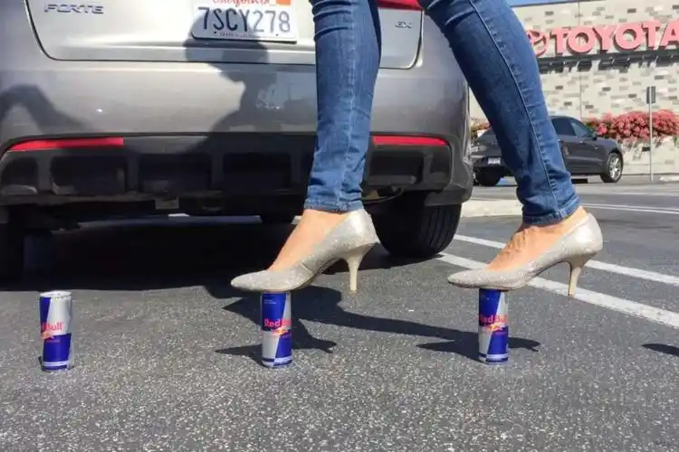 美国女子穿高跟鞋走钢丝大胆举动引围观