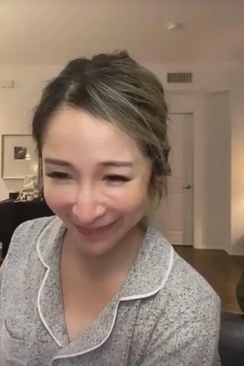 42岁萧亚轩透露脸伤近况专门艾特小男友黄皓难道复合了