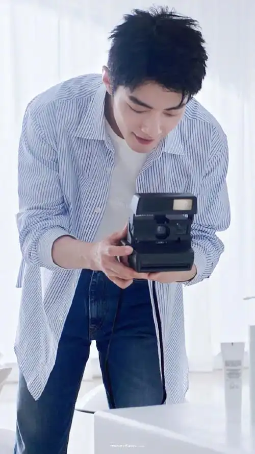 肖战条纹衬衫造型##肖战蓝色条纹衬衫造型