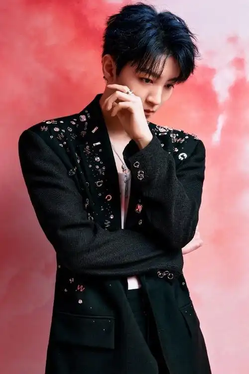 王俊凯蓝发造型