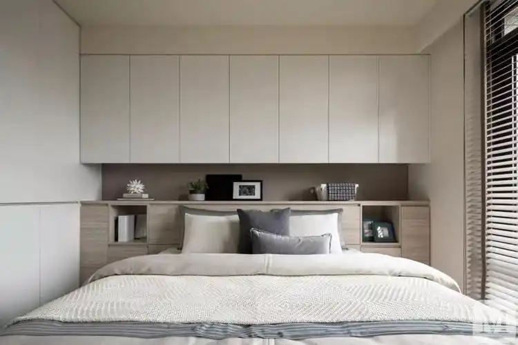 矮柜的台面可以兼作床头柜,结合吊柜底部的藏光,为卧室带来更加舒适的