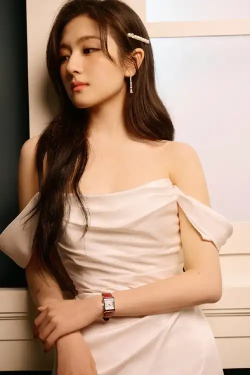 邂逅演员@李兰迪的#格外优雅#演员@李兰迪佩戴全新#浪琴迷你黛绰维纳