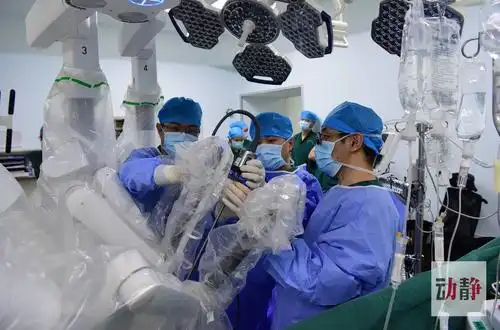 贵医附院心脏外科团体正在为周粒(化名)进行手术