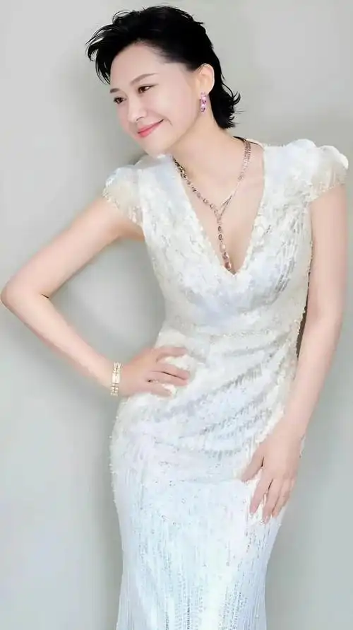 许晴,这位在中国影视界中独具一格的女演员,以其非凡的演技和迷人的