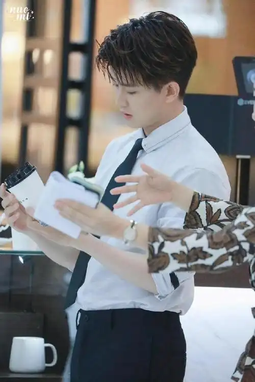 任嘉伦超话#任嘉伦##任嘉伦2024共赴嘉期#无法拒绝任嘉伦穿一件白衬衫