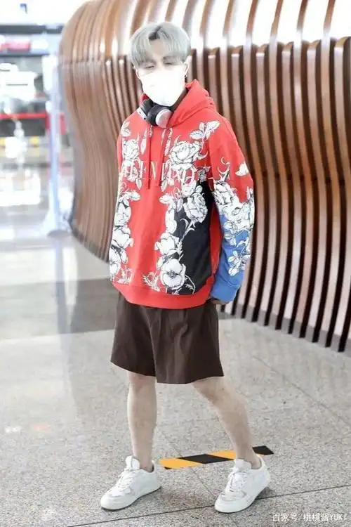 张艺兴银发造型好帅,穿卫衣配短裤走机场,却暴露了五五分身材
