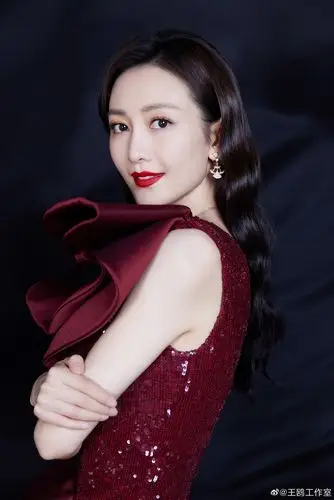 王鸥酒红色亮片高叉裙,复古优雅,风情万种