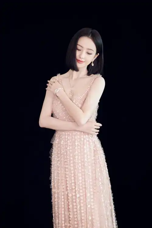 佟丽娅交际花造型惊艳流苏高叉裙妩媚迷人细腰长腿太撩