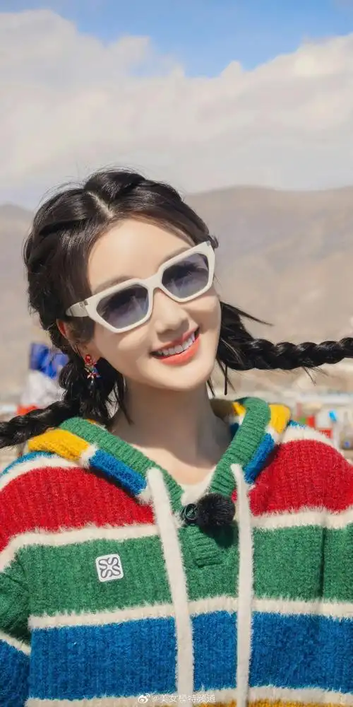 毛晓彤娇俏迷人的长辫子