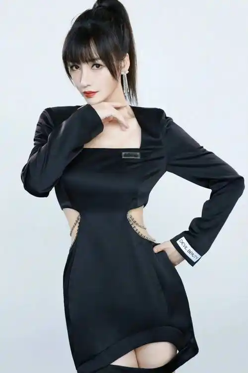 女星柳岩时尚写真:女神风采,颜值在线