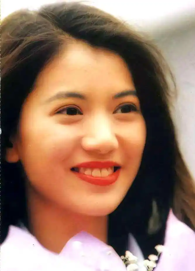 【1990年"港姐"袁咏仪,年轻时照片美得"不可方物"】这张照片中的
