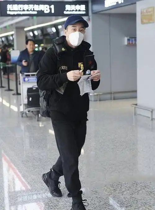 胜利风波后房祖名独自现身机场,眼神飘忽低头不语_大哥_网友_柯震东