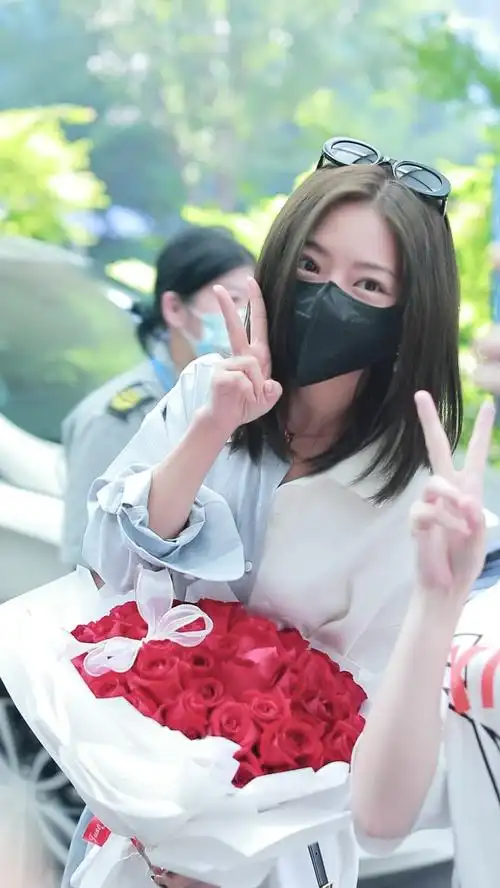 邓家佳身着白蓝相间衬衣大秀长腿 现身机场与粉丝亲切互动#邓家佳