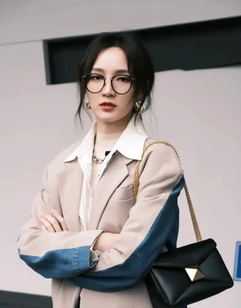 孟佳更新了一组停车场穿搭分享,混纺拼接宽松西装外套搭配条纹衬衫