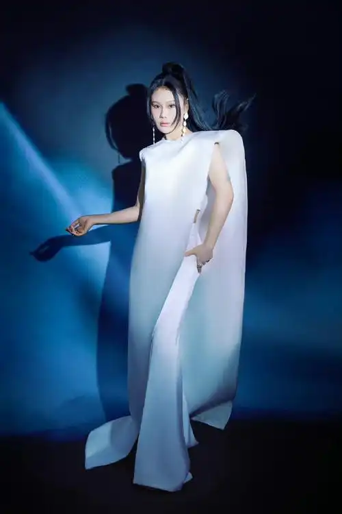 我是最后一个知道的吗不得不说袁娅维这个名字确实比袁娟好听,更有