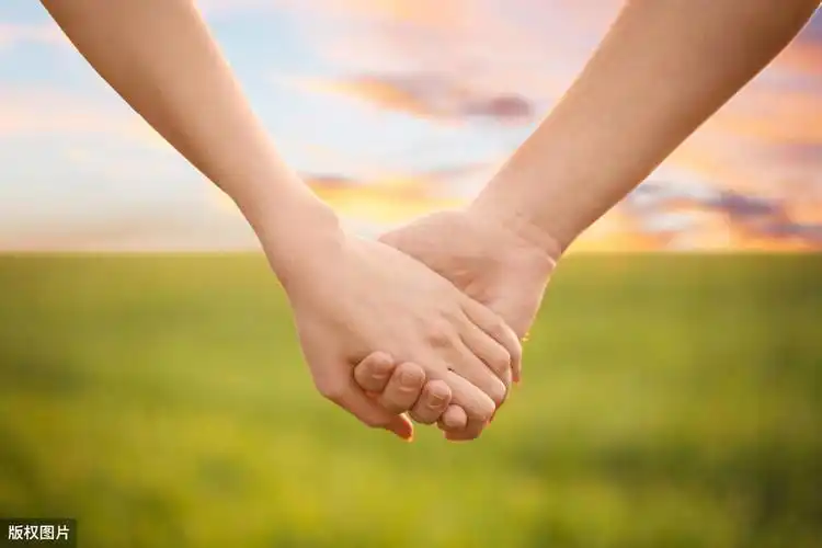 男人牵手十指紧扣是动情了么(渴望肢体接触心理问题) - 65路由网