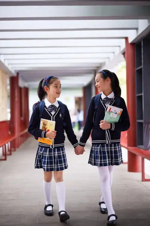 有人还总结了中国校服迷之经典款——幻影全蓝,环保绿白,美之全白
