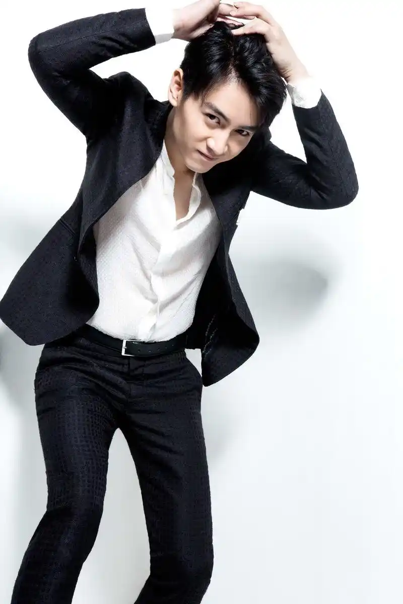 魅力电眼配干净笑容 陈晓西装look简洁清爽