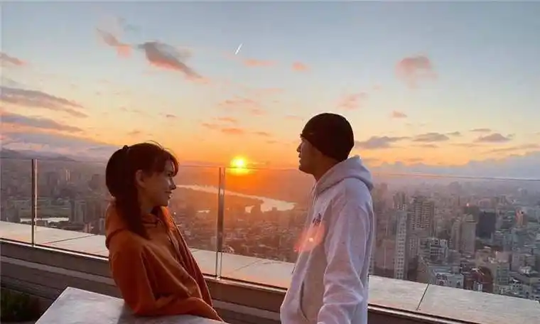 原创秀恩爱周杰伦晒与娇妻昆凌的合照手戴戒指目光深情令人羡慕