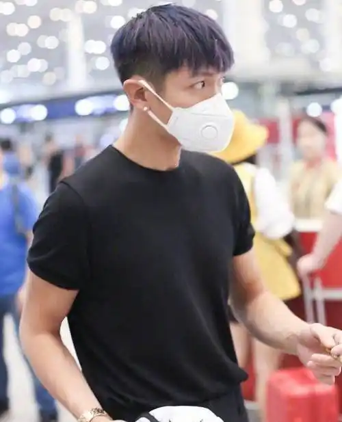 t恤修身的设计小秀肌肉饱满的身材曲线,看得出来,柯震东也是一个酷爱