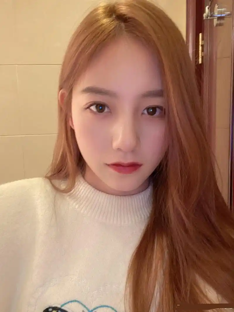 美女李佳宁迷人美照欣赏