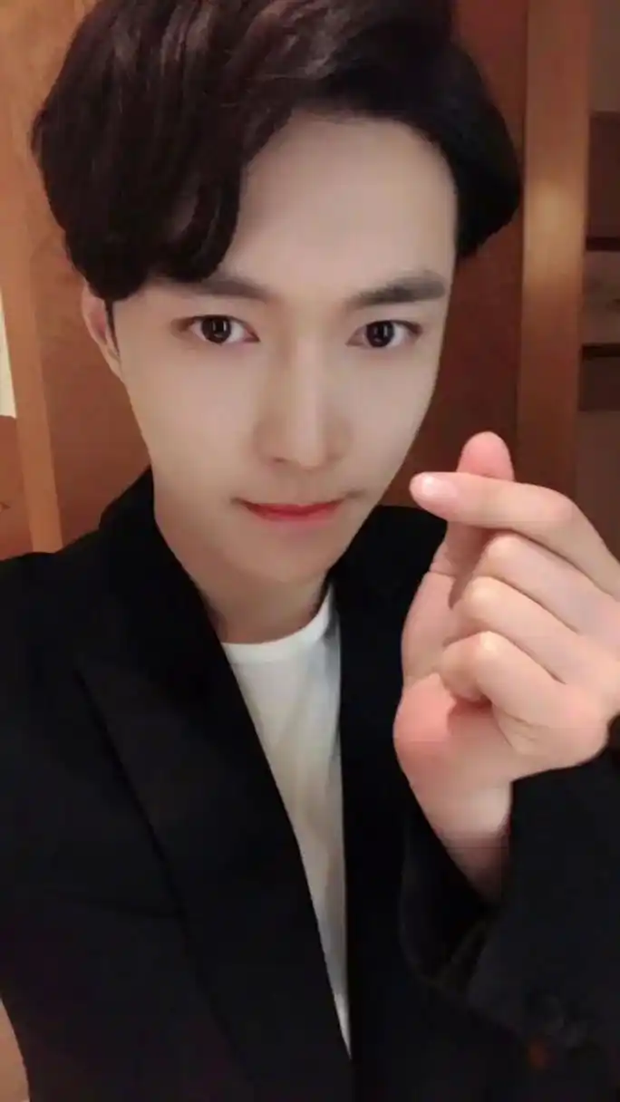 我也不想心动啊,可是他在向我比心唉.#张艺兴 #张艺兴超甜  - 抖音