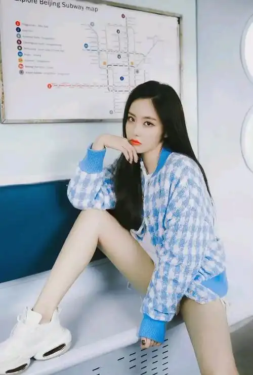 王艺瑾最新千鸟格毛呢短外套内搭白色t恤,配牛仔短裤,诱惑力十足