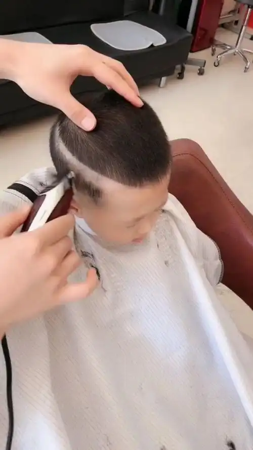 给小朋友理个心形的头发,洋气又大方